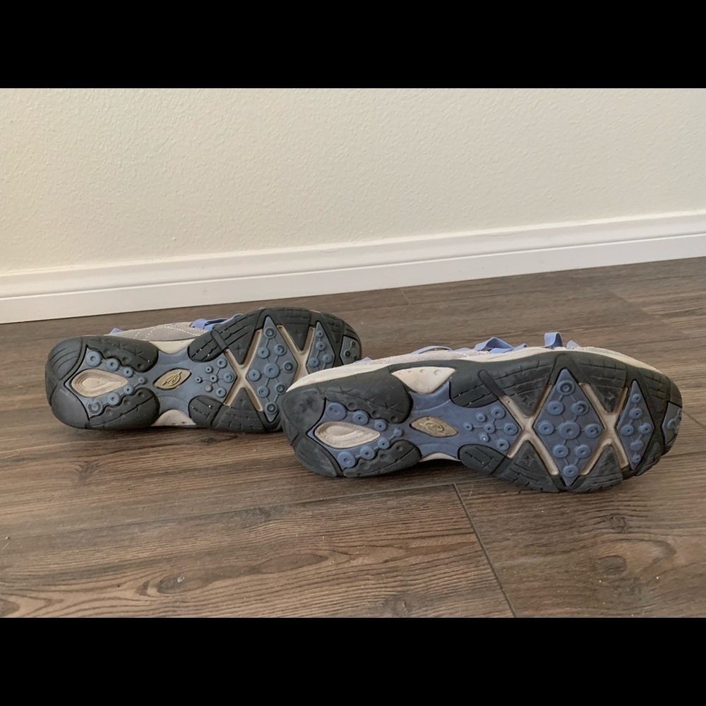 Shoes - Picture 5 of 9